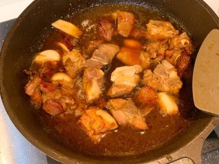 7、茶香排骨,加入茶水大火煮开,加盖小火焖煮20-30分钟