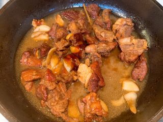 8、茶香排骨,开盖加入蚝油、盐,翻炒至收汁即可盛出