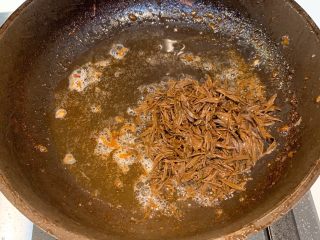 9、茶香排骨,锅里再放入10ml油,加入泡过的茶叶炒香炒脆,趁热浇在排骨上即可