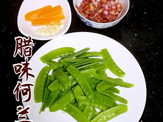 1、腊味荷兰豆,食材准备好，腊肠切片，荷兰豆摘好。