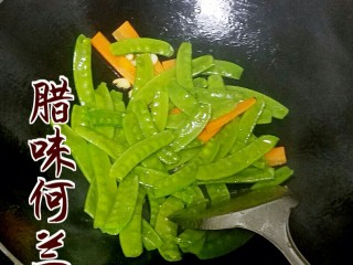 3、腊味荷兰豆,加入荷兰豆，盐和鸡粉，由于腊肠本身带咸味，所以一定要控制好盐量。