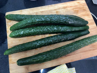 2、酸辣黄瓜条,黄瓜用蔬果清洁剂搓洗干净