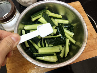 5、酸辣黄瓜条,加入一茶匙食盐