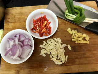 8、酸辣黄瓜条,洋葱切丝，蒜切蒜片，小米辣切滚刀条，姜切块