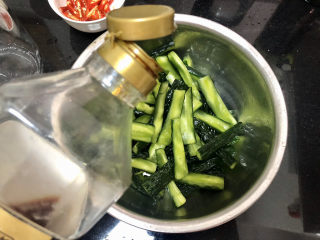 14、酸辣黄瓜条,黄瓜中加入约60g生抽