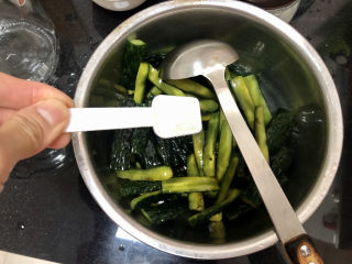 16、酸辣黄瓜条,加入两茶匙白糖，如果怕酸，可以再多加一点