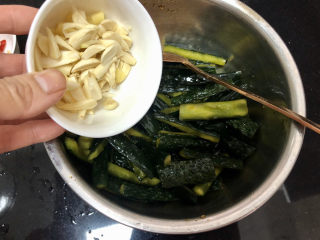 18、酸辣黄瓜条,拌匀加入蒜片