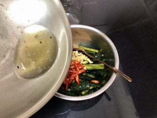 20、酸辣黄瓜条,热油重新烧热，大概八成热，浇在蒜片小米辣上