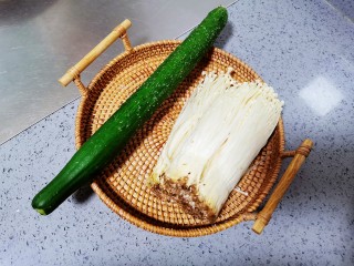 1、黄瓜凉拌金针菇,准备食材