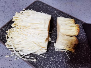 2、黄瓜凉拌金针菇,金针菇去除根部