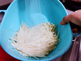 3、黄瓜凉拌金针菇,冲洗干净
