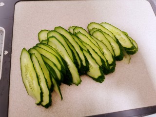 4、黄瓜凉拌金针菇,黄瓜先切片