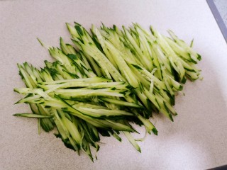 5、黄瓜凉拌金针菇,再切丝