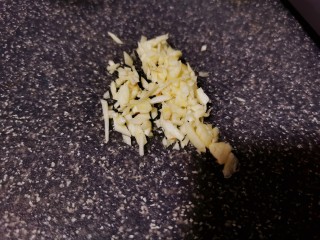 6、黄瓜凉拌金针菇,大蒜切碎