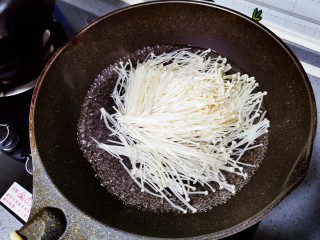 8、黄瓜凉拌金针菇,放入金针菇