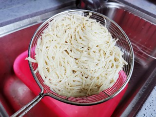 9、黄瓜凉拌金针菇,煮沸后控水