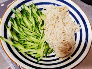 10、黄瓜凉拌金针菇,将黄瓜和金针菇盛入碗里
