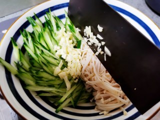 11、黄瓜凉拌金针菇,放入蒜末