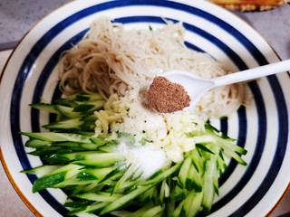 12、黄瓜凉拌金针菇,加入盐,鸡粉,五香粉