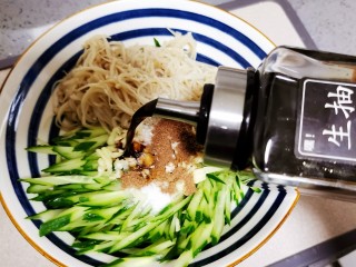 13、黄瓜凉拌金针菇,再放入生抽