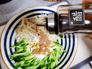 14、黄瓜凉拌金针菇,香醋
