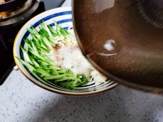 15、黄瓜凉拌金针菇,热油滋啦一声,搅拌均匀即可