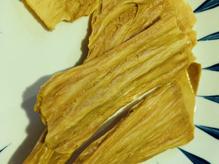 2、黄瓜拌腐竹,准备腐竹