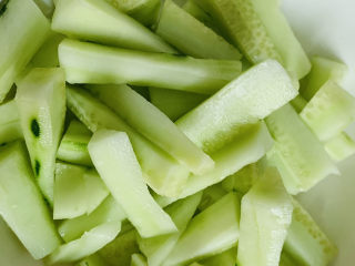 3、黄瓜拌腐竹,黄瓜去皮，切条