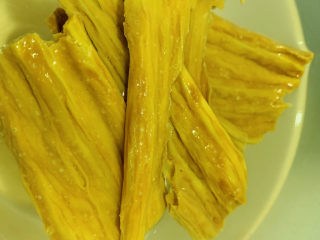 4、黄瓜拌腐竹,腐竹用温水浸泡