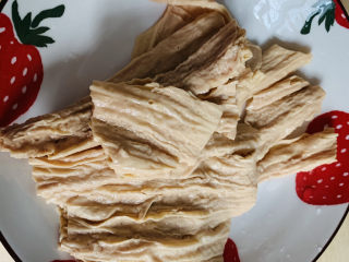 5、黄瓜拌腐竹,捞起浸泡开的腐竹