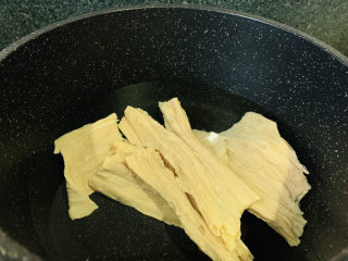 6、黄瓜拌腐竹,锅里加清水，加盐，腐竹冷水下锅