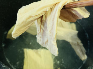 7、黄瓜拌腐竹,煮一会，捞起