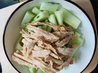 8、黄瓜拌腐竹,腐竹撕小块，加入黄瓜条中