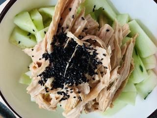 9、黄瓜拌腐竹,撒少许芝麻