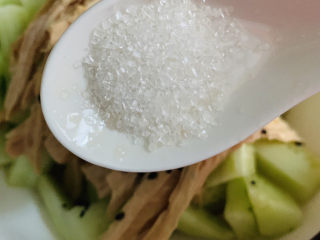 12、黄瓜拌腐竹,加少许白糖