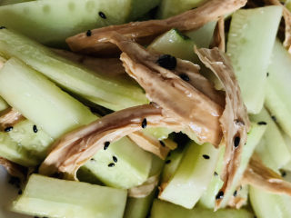 14、黄瓜拌腐竹,搅拌均匀调料，腌一会