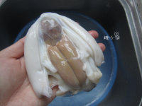 2、酱爆墨鱼卷儿,正中间有一个梭子形的壳~拆出来以后很容易可以撕掉外面那层黑色的皮，然后就看到里面了