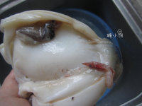 3、酱爆墨鱼卷儿,把内脏和墨鱼汁什么的都小心地拿掉~然后看到了没消化干净的鱼虾也拿掉