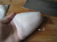 5、酱爆墨鱼卷儿,墨鱼片上面密密地切一排不到底的刀纹