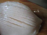 6、酱爆墨鱼卷儿,大约斜60°再切一排就有了这样子的菱形格子~另一片切得比较方~最后还是觉得这种菱形好看