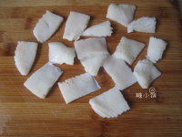 7、酱爆墨鱼卷儿,切好花刀的正片墨鱼再改到成长3厘米左右的长方片状