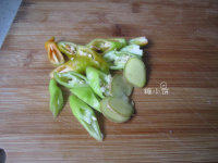 8、酱爆墨鱼卷儿,青椒一个洗净去蒂~斜切出圈儿~姜切片备用