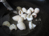 9、酱爆墨鱼卷儿,起油锅，下墨鱼片爆炒一下形成墨鱼卷儿状