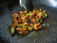 11、酱爆墨鱼卷儿,快速翻炒均匀~出锅~