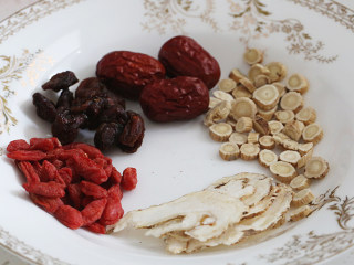 3、胡椒猪肚鸡,生姜去皮洗干净，秤好药材并洗干净；