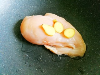 1、酸辣爽口的凉拌鸡丝,鸡胸洗净放入锅中，加三片姜。