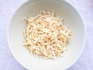 4、酸辣爽口的凉拌鸡丝,用手撕碎备用。