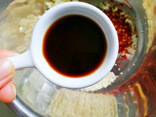 7、酸辣爽口的凉拌鸡丝,加2勺生抽。