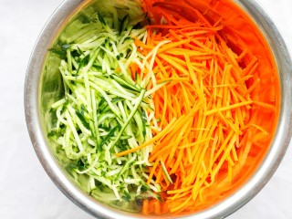 16、酸辣爽口的凉拌鸡丝,加入黄瓜和胡萝卜丝。