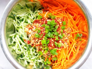 18、酸辣爽口的凉拌鸡丝,加上葱花。